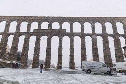 La nieve cubre este miércoles el acueducto de Segovia, en Castilla y León. Lo más llamativo de esta nueva borrasca, que ha puesto en alerta a 15 comunidades y a Melilla, es la nieve, no tanto por su aparición, en plena primavera, sino por su intensidad, que ha obligado a cortar las conexiones por carretera entre Madrid y Castilla y León durante toda la mañana de este 20 de abril.
