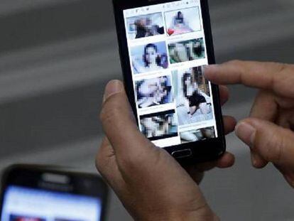 Dos personas se intercambian fotos pornográficas a través de sus teléfonos móviles.