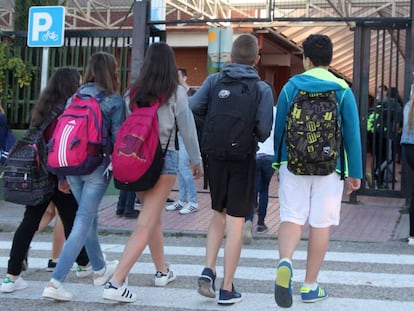 Alumnos a la entrada de un Instituto de Educaci&oacute;n Secundaria.
 
 