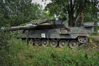Un militar ucranio sobre un tanque Leopard de fabricación alemana el pasado 21 de junio en el frente de Zaporiyia. 