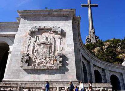 El enorme escudo franquista permanece en uno de los laterales del Valle de los Caídos.