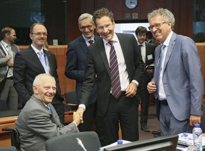 El ministro de Finanzas alemán, Wolfgang Schäuble (i), el presidente del Eurogrupo, Jeroen Dijsselbloem (c) y el ministro de Finanzas luxemburgués Pierre Gramegna (d), durante la reunión del Eurogrupo celebrada en Bruselas.