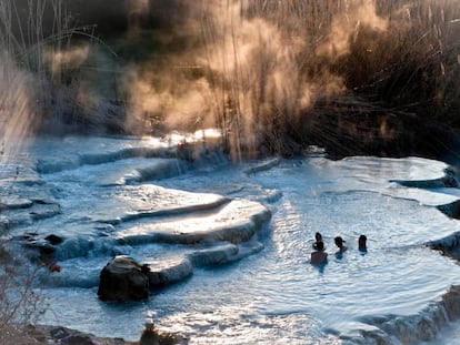 Los baños termales de Saturnia, en la Toscana italiana, al atardecer.