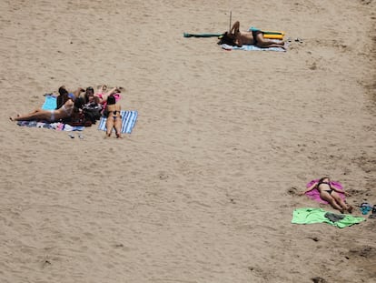 Una playa de Salou casi vacía durante el confinamiento.