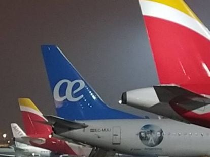Aviones de Iberia y Air Europa en el aeropuerto madrileño de Barajas.