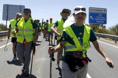 La minera Concepción Alonso Fernández (d) durante la marcha negra del carbón, en su décima jornada, su etapa más larga, de 35,1 kilómetros, entre Villalpando (Zamora) y Mota del Marqués (Valladolid).