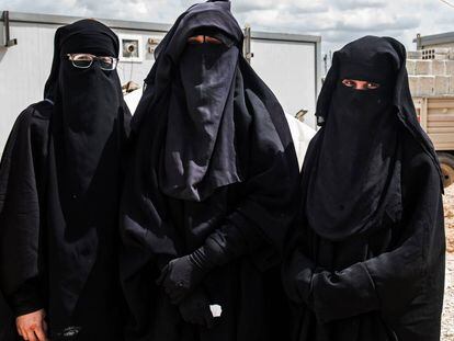 Las españolas Yolanda Martínez, de 34 años (izquierda), Lubna Miludi, de 40 años (centro) y Luna Fernández, de 32 años, este martes en el campo de acogida para familiares del ISIS de Al Hol, en el noreste de Siria,