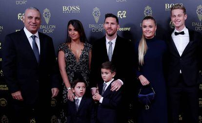 Llegada de Messi y su familia a la gala de París, junto a Hristo Stoichkov (i), Mikky Kiemeney (2d) y Frenkie de Jong (d).
