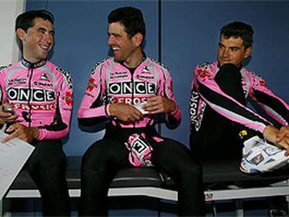 Beloki, Olano e Igor González de Galdeano (de izquierda a derecha) esperan para el control médico previo al Tour.