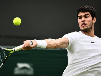 Alcaraz golpea la pelota durante el partido del martes contra Chardy.