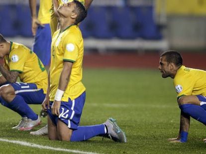 Thiago Silva (de rodillas) y otros jugadores de Brasil, tras ser eliminados