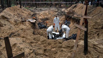 Un grupo de expertos exhuma un cadáver de una fosa común hallada en la ciudad oriental de Izium, recuperada por el ejército ucranio esta semana.
