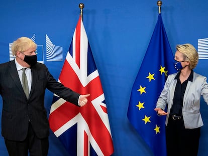 El primer ministro británico, Boris Johnson, y la presidenta de la Comisión Europea, Ursula von der Leyen, tras una 
reunión pos-Brexit en diciembre en Bruselas.