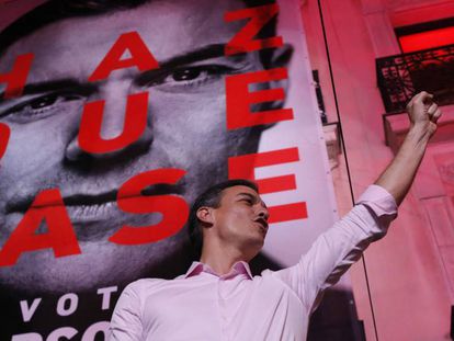 Pedro Sánchez celebra los resultados de las elecciones en la sede del PSOE en Madrid.
