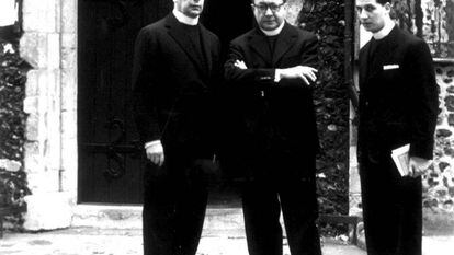 Escrivá de Balaguer (en el centro) en una visita a Canterbury (Inglaterra) en 1958.