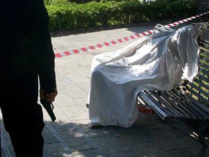 El cuerpo de Giuseppe Castoriana yace en un banco de Acicastello.