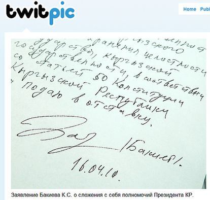 Imagen de la carta manuscrita enviada al Gobierno provisional kirguís por el presidente depuesto Kurmanbek Bakíev. "Declaración de dimisión del KS Bakíev como presidente de Kirguizistán", dice el pie, en el twitter de la líder Rosa Otumbayéba.