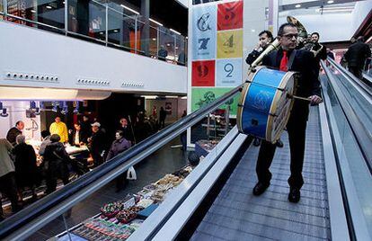 Los músicos animan el día del estreno del nuevo mercado de Torrijos, en el distrito de Salamanca.