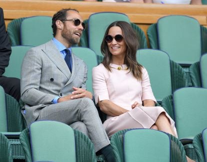 James Middleton y Pippa Middleton, hermanos de la duquesa de Cambridge, observan un partido del séptimo día del torneo.