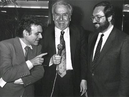 Terenci Moix, en 1986, durante la entrega del Premio Planeta, que ganó con su novela <i>No digas que fue un sueño,</i><b> con el editor José Manuel Lara (a su lado) y el finalista de ese año, Pedro Casals.</b>