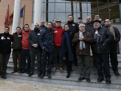 Los ocho sindicalistas de Airbus, arropados por políticos y líderes sindicales el día que comenzó el 9 de febrero de este año, cuando comenzó juicio en Getafe