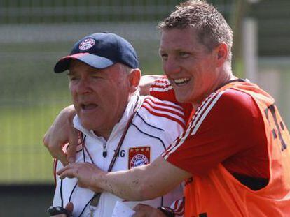 Hermann Gerland, abrazado por Schweinsteiger.  