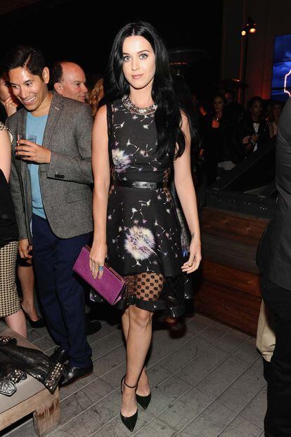 Katy Perry se queda a las puertas del aprobado con este vestido con estampado galáctico firmado por Thakoon.