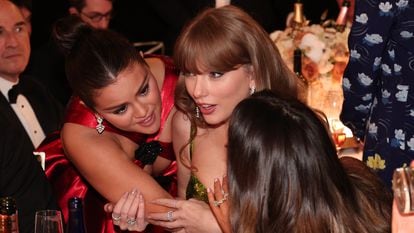 Selena Gomez y Taylor Swift con Keleigh Sperry (de espaldas) en la 81ª edición de los Golden Globe Awards celebrada en el hotel Beverly Hilton, el 7 de enero de 2024, en Beverly Hills (EE UU).