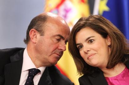 Guindos y Santamar&iacute;a, tras el Consejo de Ministros.