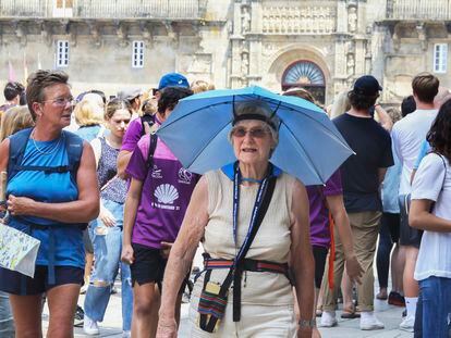 Una turista se protegía del sol con un sombrero sombrilla, el sábado en la plaza del Obradoiro de Santiago de Compostela.