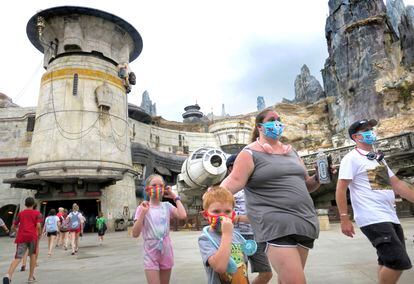Varios turistas pasean por Disney World el pasado jueves, cuando reabrieron los parques temáticos en Florida.