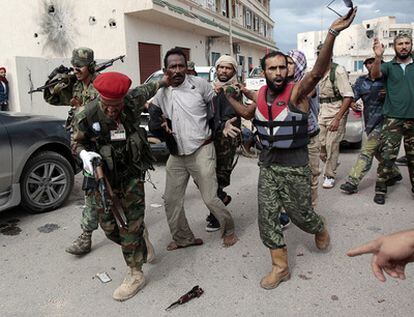 Rebeldes capturan a un gadafista en Sirte.