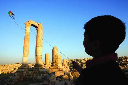 Niño con cometa con la bandera de Jordania en la Ciudadela de Amán