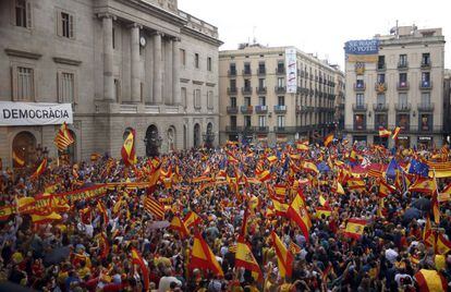 Miles de personas se han manifestado en la plaza de Sant Jaume 