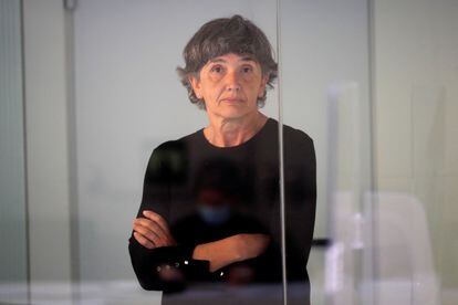 Soledad Iparraguirre, 'Anboto', tras la mampara de seguridad de una sala de la Audiencia Nacional, durante uno de los juicios celebrados contra ella, en abril de 2021.