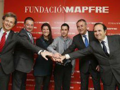 Representantes de Fundaci&oacute;n Mapfre, McDonald&#039;s y el Ayuntamiento de El Prat, durante el acto de presentaci&oacute;n del empleado n&uacute;mero 1.000 (en el centro) del programa Juntos Somos Capaces.