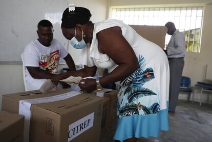 Una mujer vota en el corregimiento de Opogodó, de Condoto, en el departamento de Chocó, durante las elecciones legislativas en Colombia. 