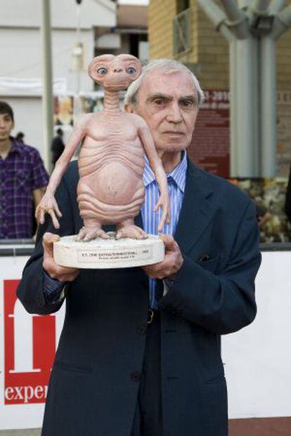 Carlo Rambaldi, con una réplica de E. T.