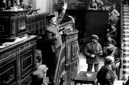 Antonio Tejero, en la tribuna del Congreso tras irrumpir con un grupo de guardias civiles en la Cámara.