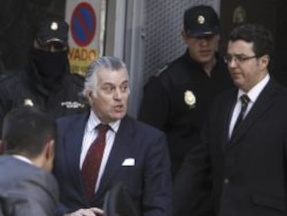 GRA296. MADRID, 25/02/2013.- El extesorero del Partido Popular Luis Bárcenas (2i) abandona la Audiencia Nacional tras declarar ante el juez Pablo Ruz, en relación con sus cuentas descubiertas en Suiza. EFE/Fernando Alvarado