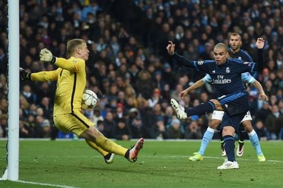 El portero del Manchester City Joe Hart salva el balón lanzado por Pepe del Real Madrid.