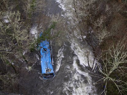 La caída de un autobús al río Lérez en Pontevedra, en imágenes
