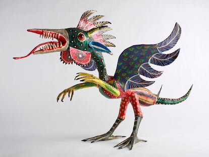 El pájaro alebrije de Pedro Linares en el Museo de los Niños de Indianápolis.