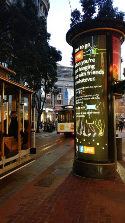 Una parada del tranvía en San Francisco con un anuncio de FB Live.
