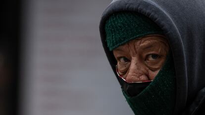 Un hombre camina abrigado debido a las bajas temperaturas en la ciudad de Saltillo, Coahuila, el 21 de noviembre de 2023.
