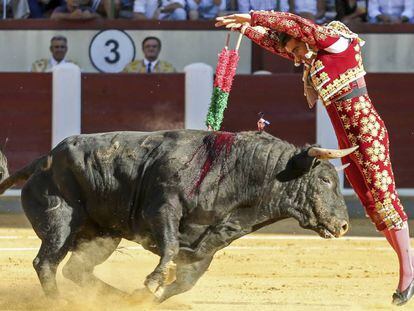 El diestro David Fandilla &quot;El Fandi&quot; pone un par de banderillas.