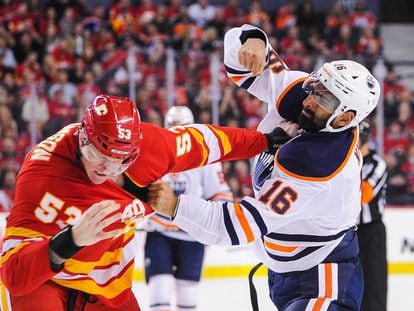 Pelea entre jugadores en un partido de la NHL, la liga profesional de hockey sobre hielo de EE UU y Canadá.