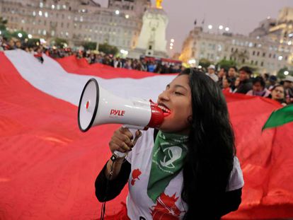 Simpatizantes del presidente de Perú, Martín Vizcarra, este jueves.