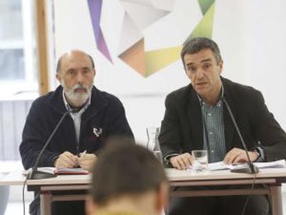El secretario de Paz del Gobierno vasco, Jonan Fernandez, junto al antrop&oacute;logo Francisco Etxeberria.