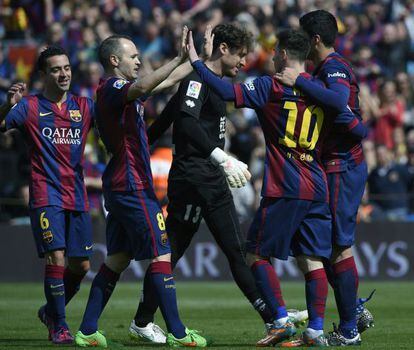 Xavi e Iniesta, celebran junto a Messi y Suárez uno de los goles del Barça.